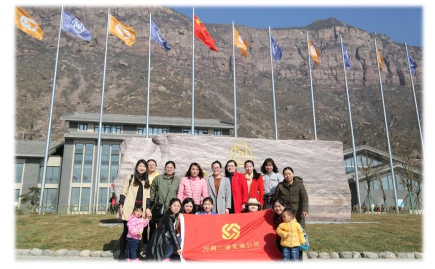 登山享旖旎春光，攜手秀發(fā)展麗人
